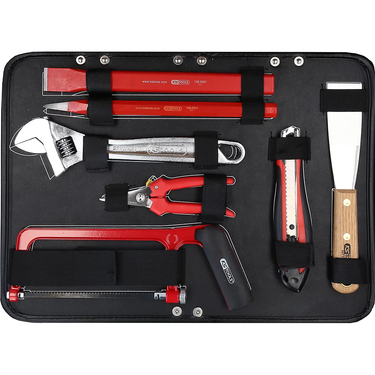 Werkzeugkoffer mit verschiedenen roten und silbernen Werkzeugen, wie Schraubenschlüssel, Säge, Spachtel und Zangen, alle auf schwarzem Grund.